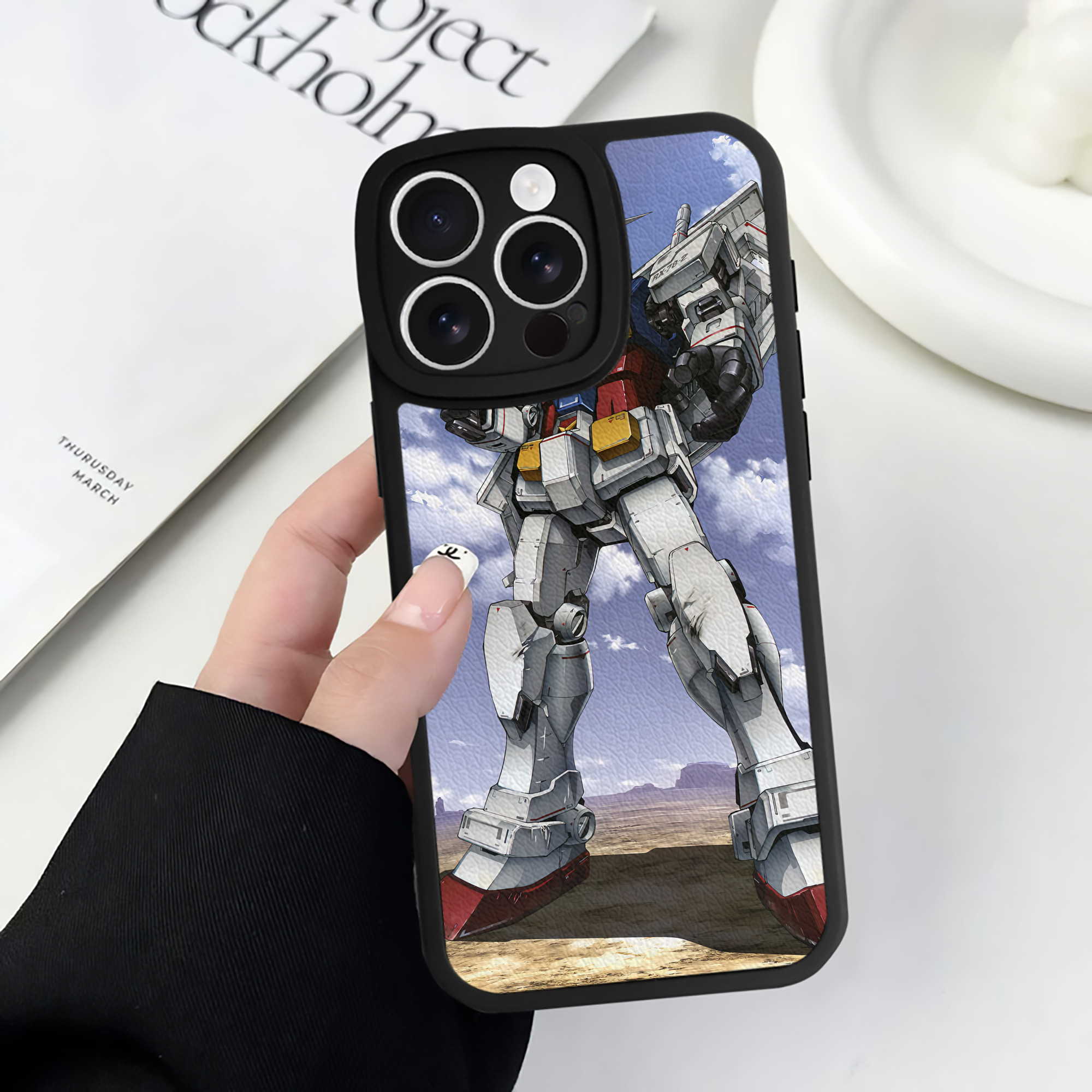 （画像用） 機動戦士ガンダム Mobile Suit Gundam 【iPhone 16シリーズ対応】シリコンスマホケース（レザー調） 材質：シリコン